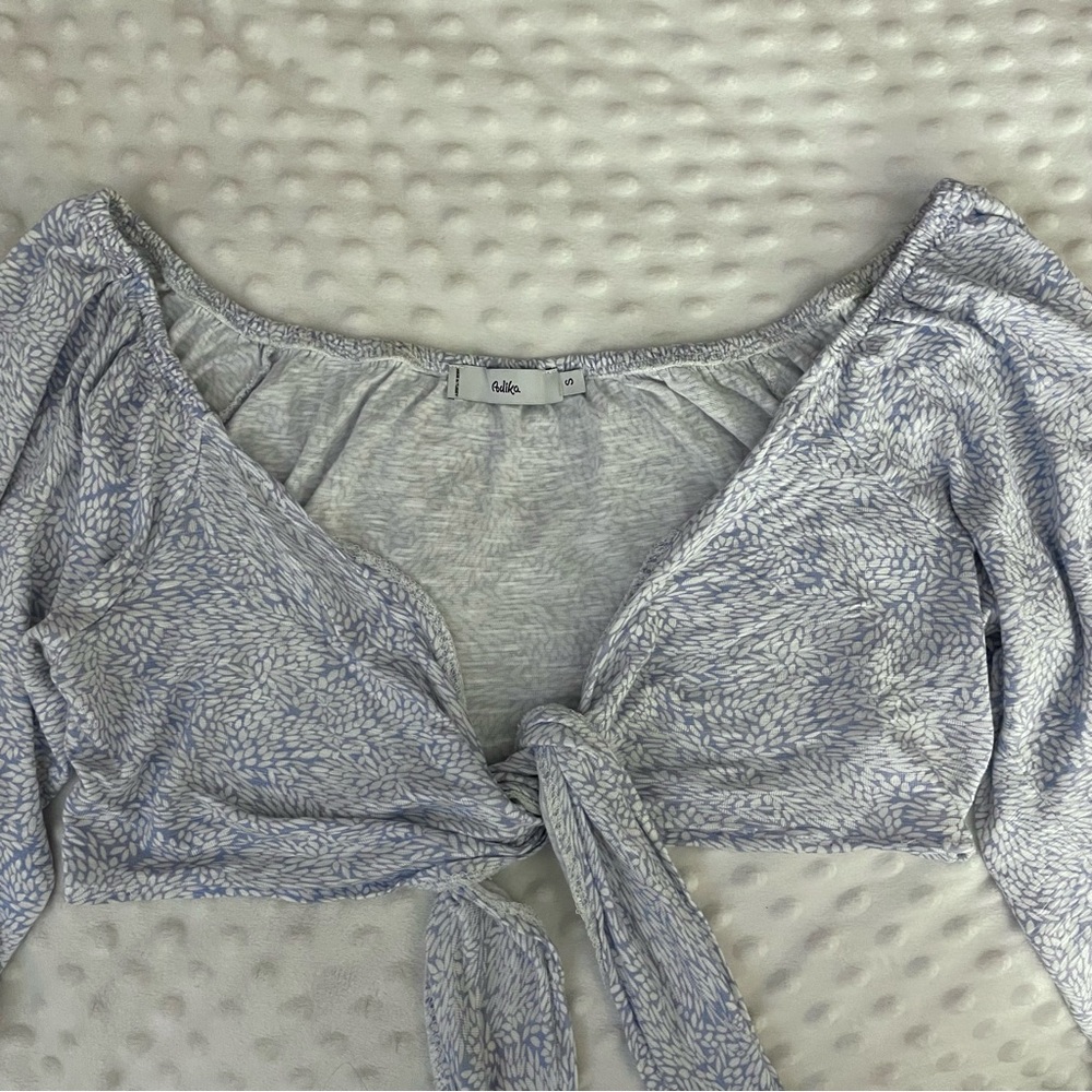 Adika Tie Front Blue and White Pattern Crop Blouse
Size Small - Picture 3 of 4